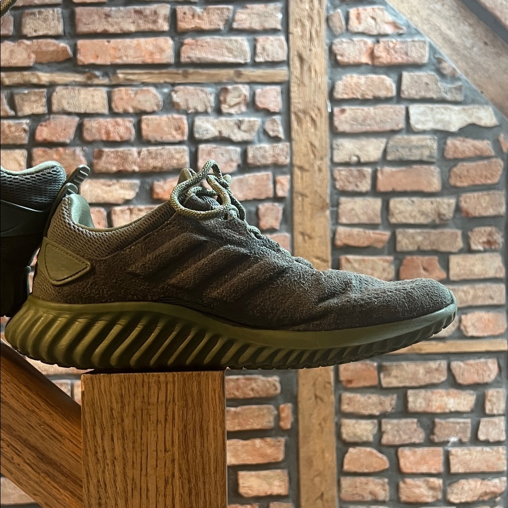ADIDAS alphabounce CR base green.